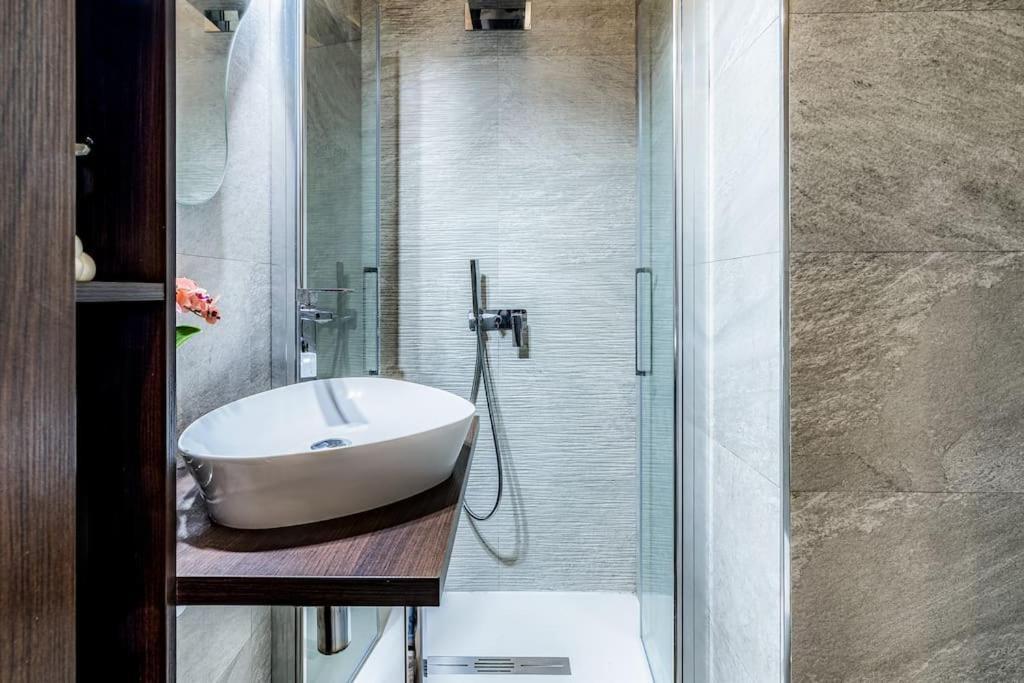 Ad Un Passo Dal Duomo Elegante Appartamento Wifi 米兰 外观 照片